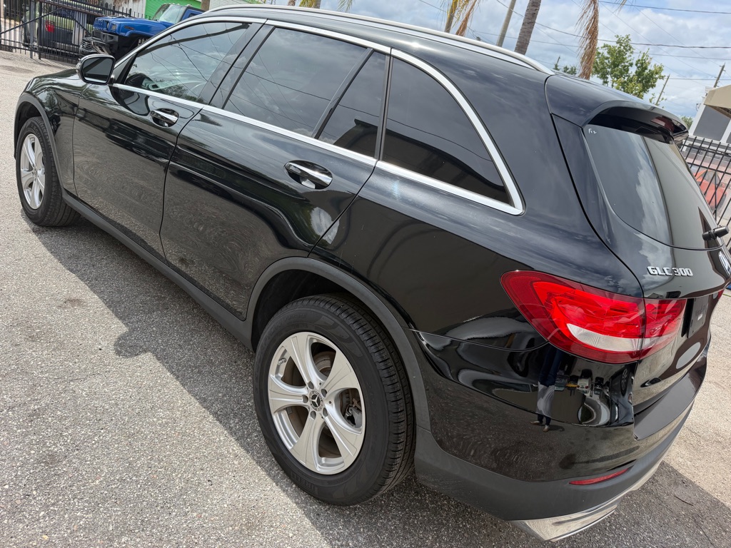 Photo 7 of this MERCEDES-BENZ GLC