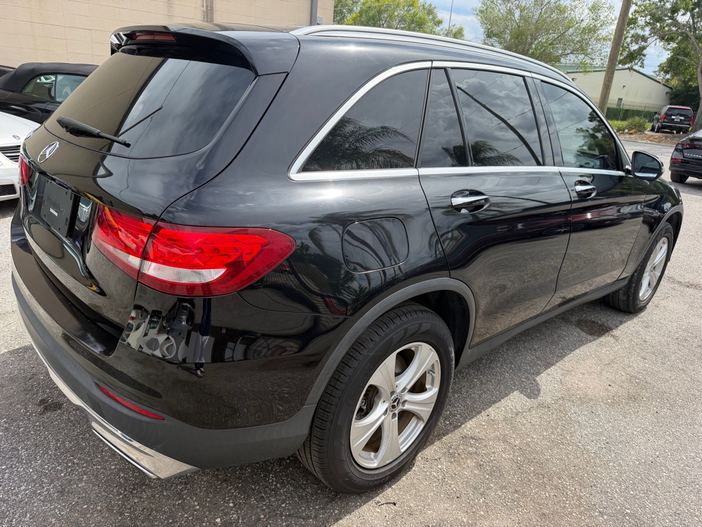 Photo 5 of this MERCEDES-BENZ GLC
