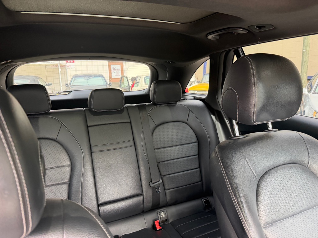 Photo 12 of this MERCEDES-BENZ GLC
