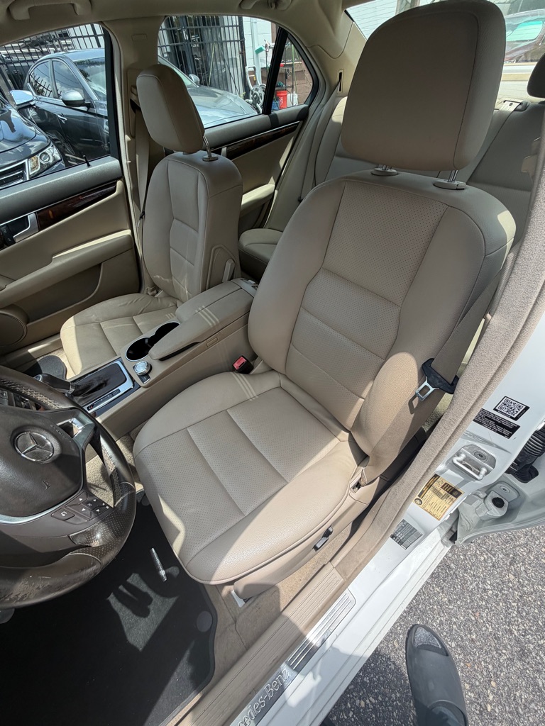 Photo 6 of this MERCEDES-BENZ C-CLASS