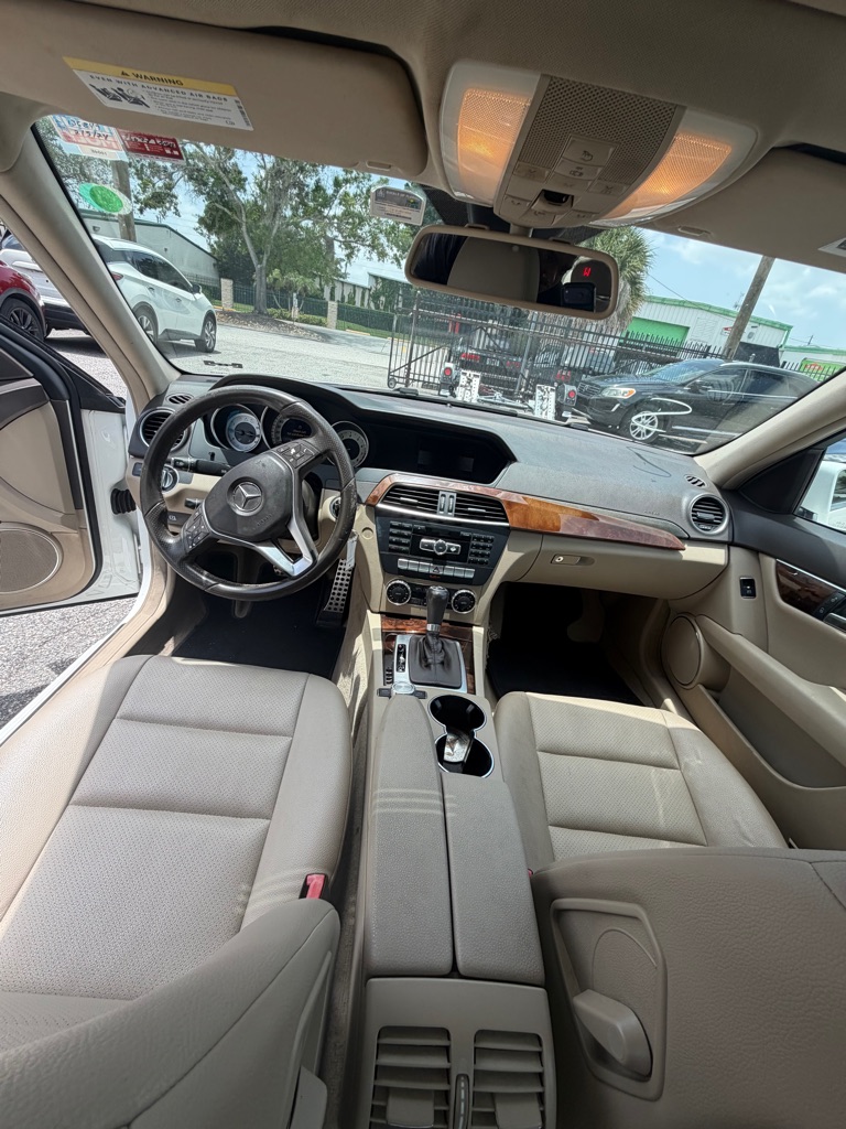 Photo 5 of this MERCEDES-BENZ C-CLASS