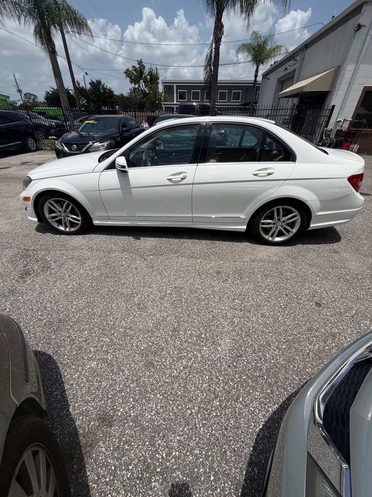 Photo 2 of this MERCEDES-BENZ C-CLASS