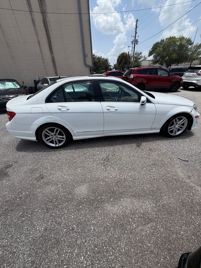 Photo 3 of this MERCEDES-BENZ C-CLASS