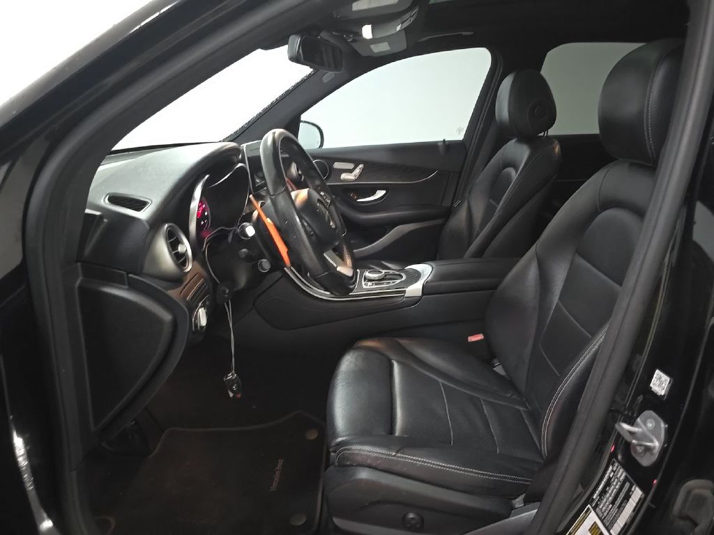 Photo 2 of this MERCEDES-BENZ GLC