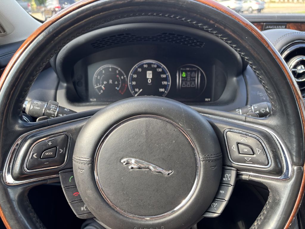 Photo 15 of this JAGUAR XJ