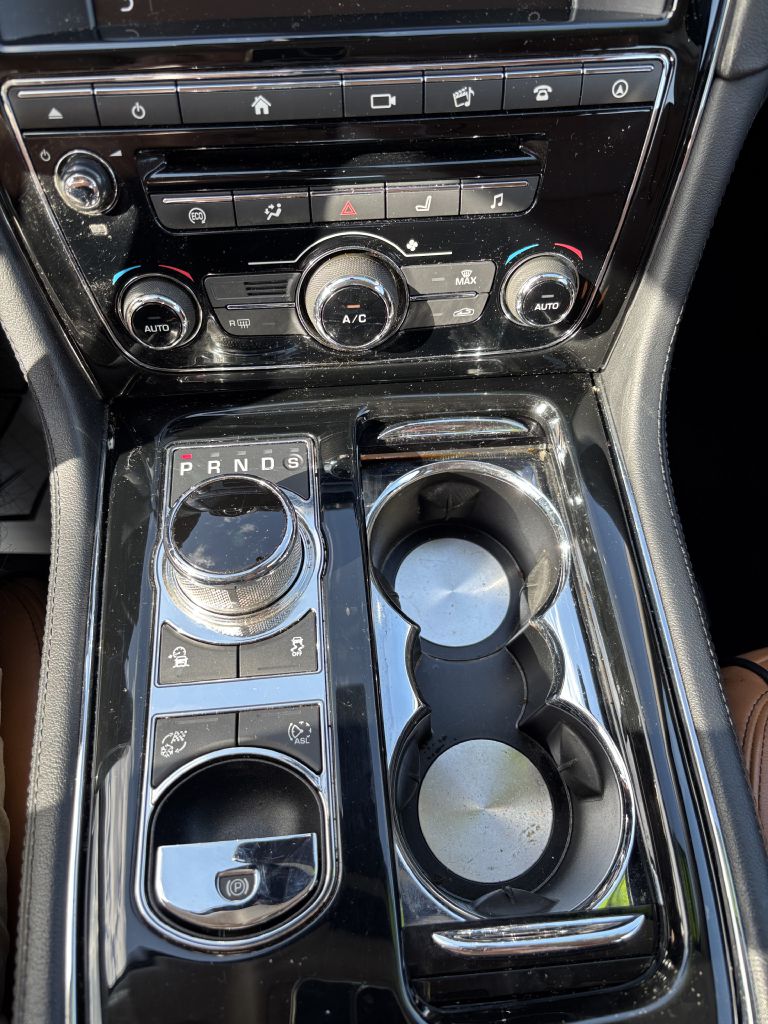 Photo 17 of this JAGUAR XJ