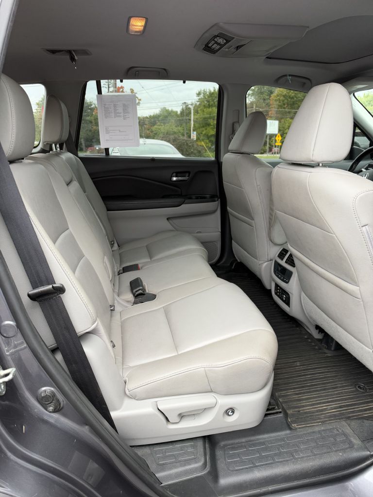 Photo 12 of this HONDA PILOT