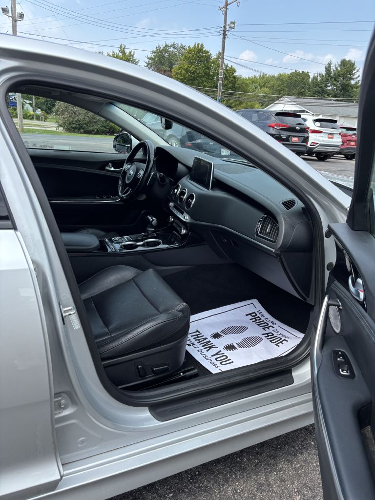 Photo 11 of this KIA STINGER