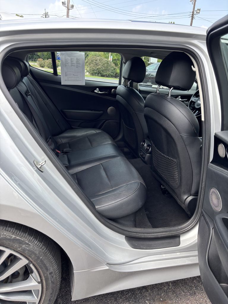 Photo 12 of this KIA STINGER