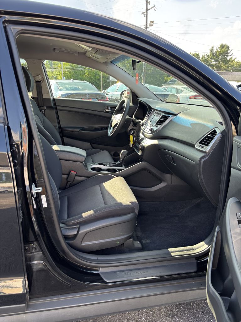 Photo 11 of this HYUNDAI TUCSON