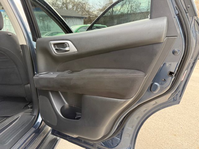 Photo 17 of this NISSAN PATHFINDER