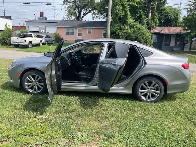Photo 9 of this CHRYSLER 200