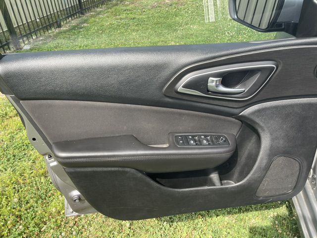 Photo 13 of this CHRYSLER 200