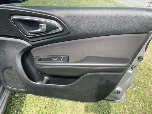 Photo 17 of this CHRYSLER 200