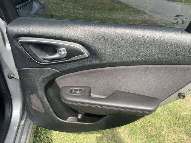 Photo 19 of this CHRYSLER 200