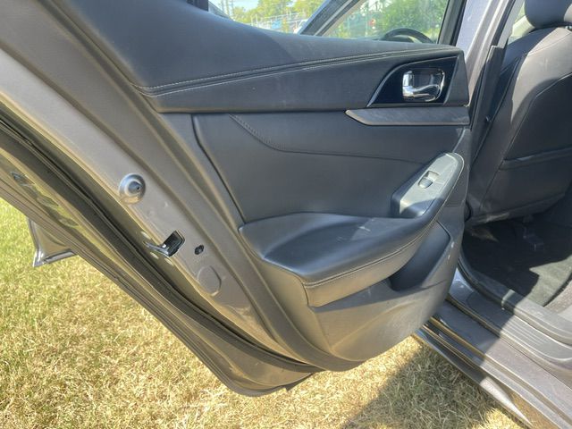 Photo 13 of this NISSAN MAXIMA