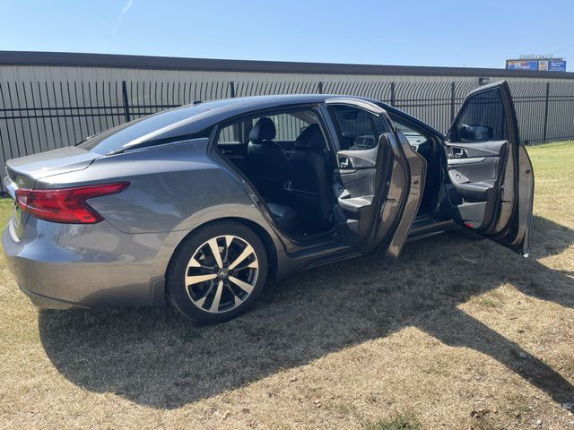 Photo 9 of this NISSAN MAXIMA