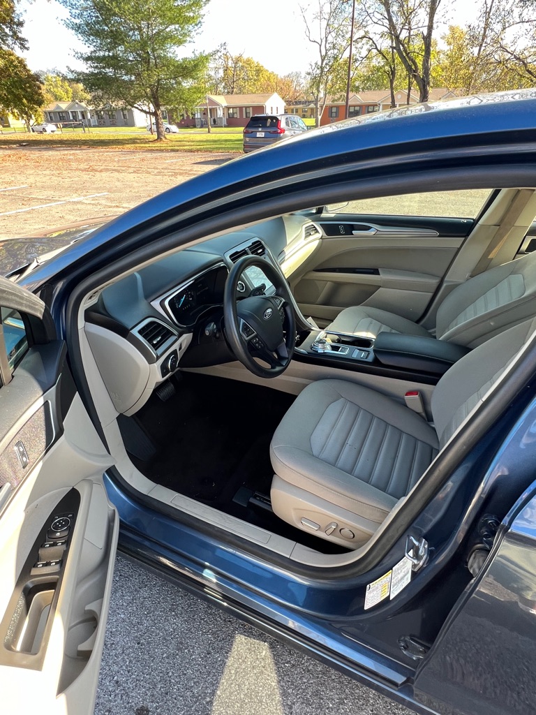 Photo 11 of this FORD FUSION