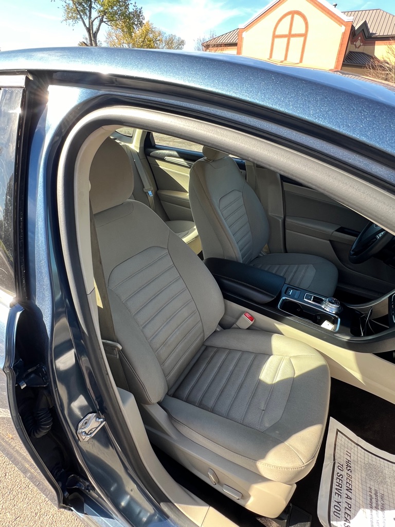 Photo 14 of this FORD FUSION