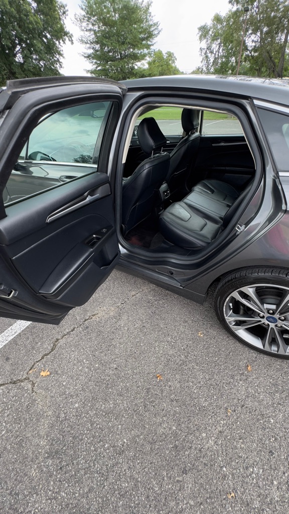 Photo 11 of this FORD FUSION