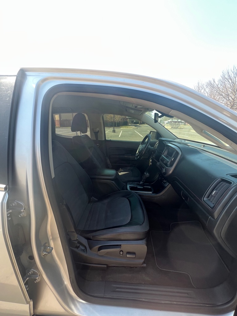 Photo 14 of this GMC CANYON