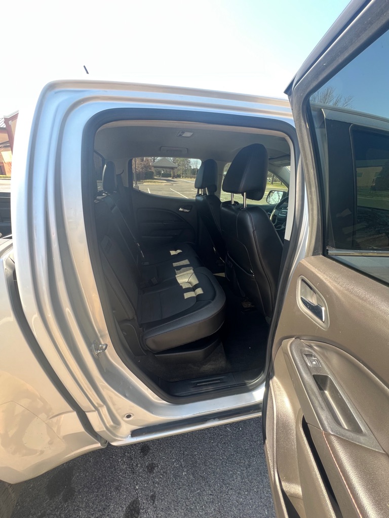 Photo 13 of this GMC CANYON