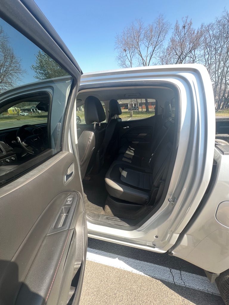 Photo 12 of this GMC CANYON