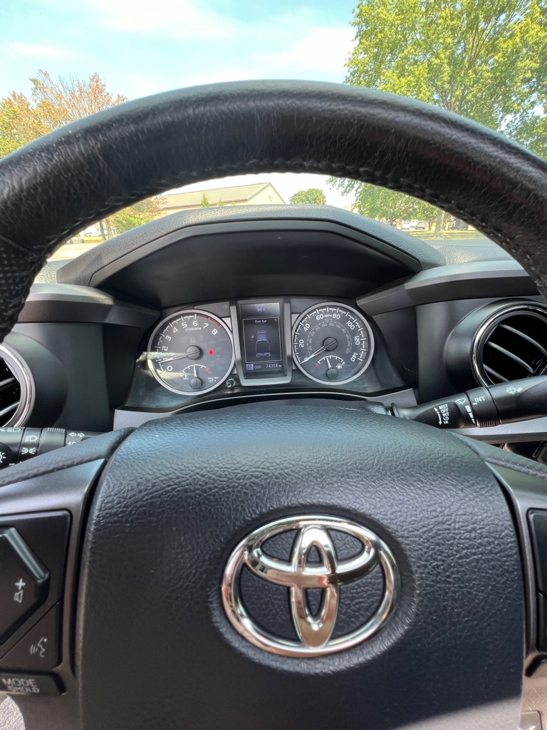 Photo 10 of this TOYOTA TACOMA