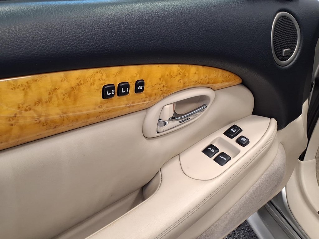 Photo 8 of this LEXUS SC 430