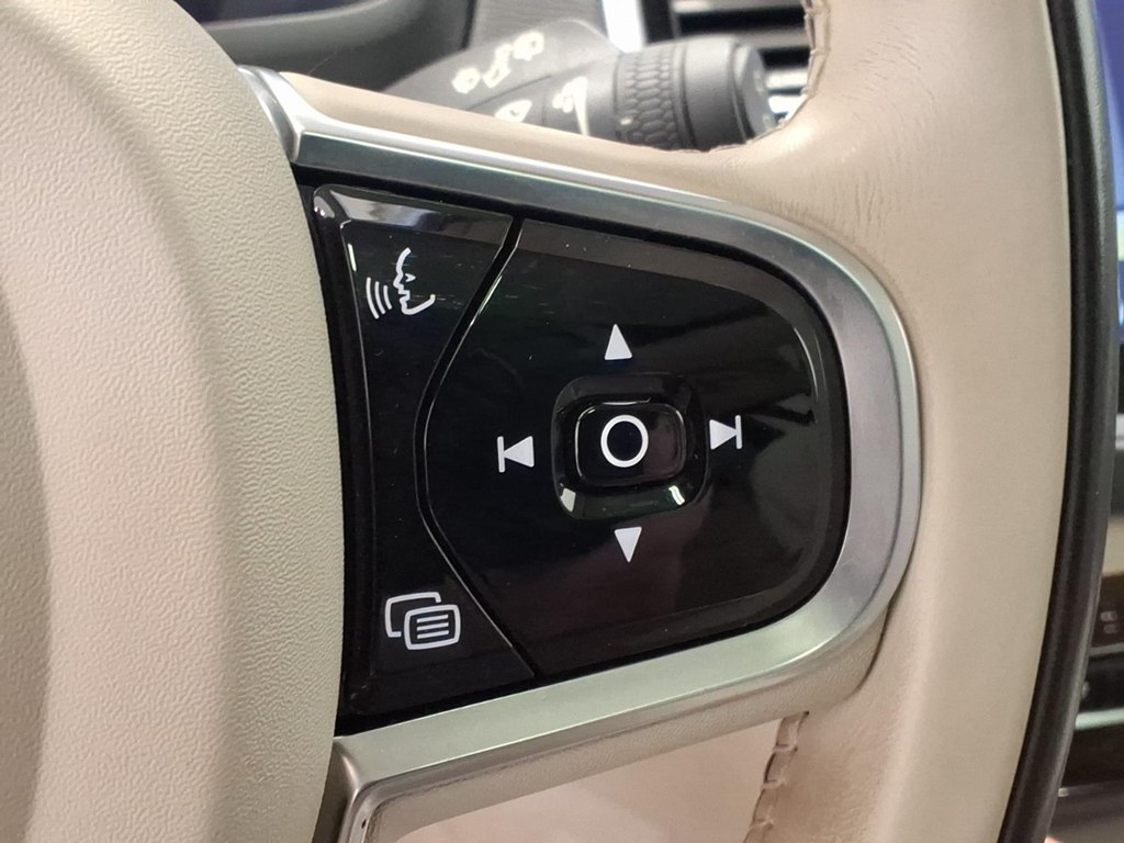 Photo 12 of this VOLVO XC90