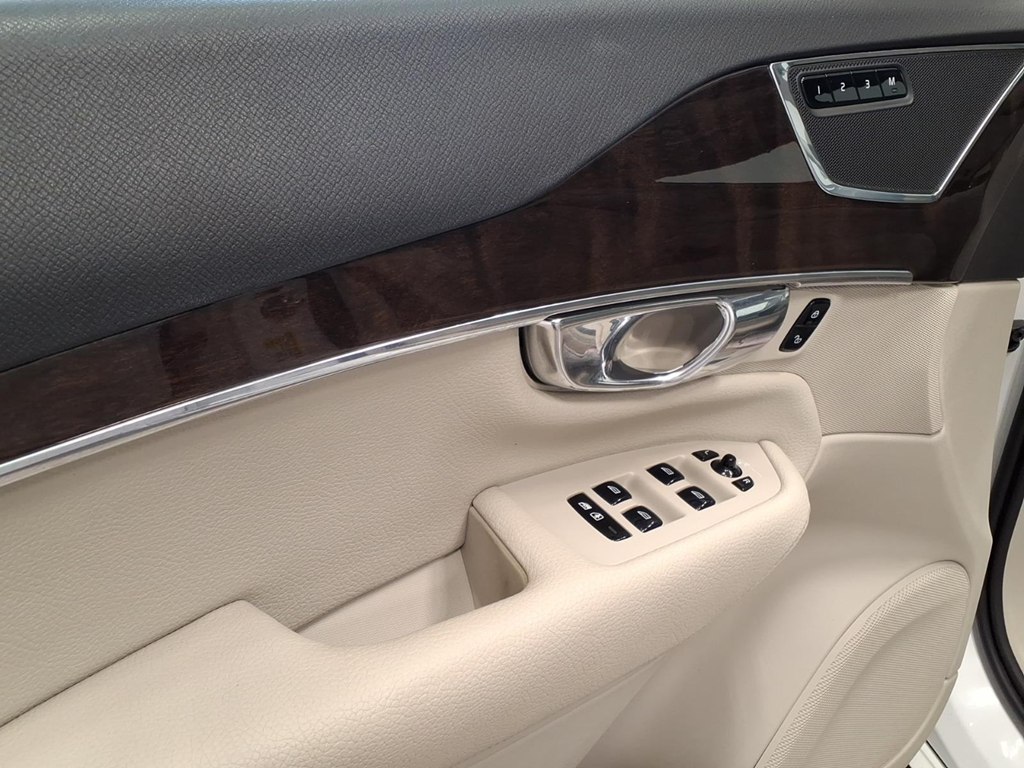 Photo 8 of this VOLVO XC90