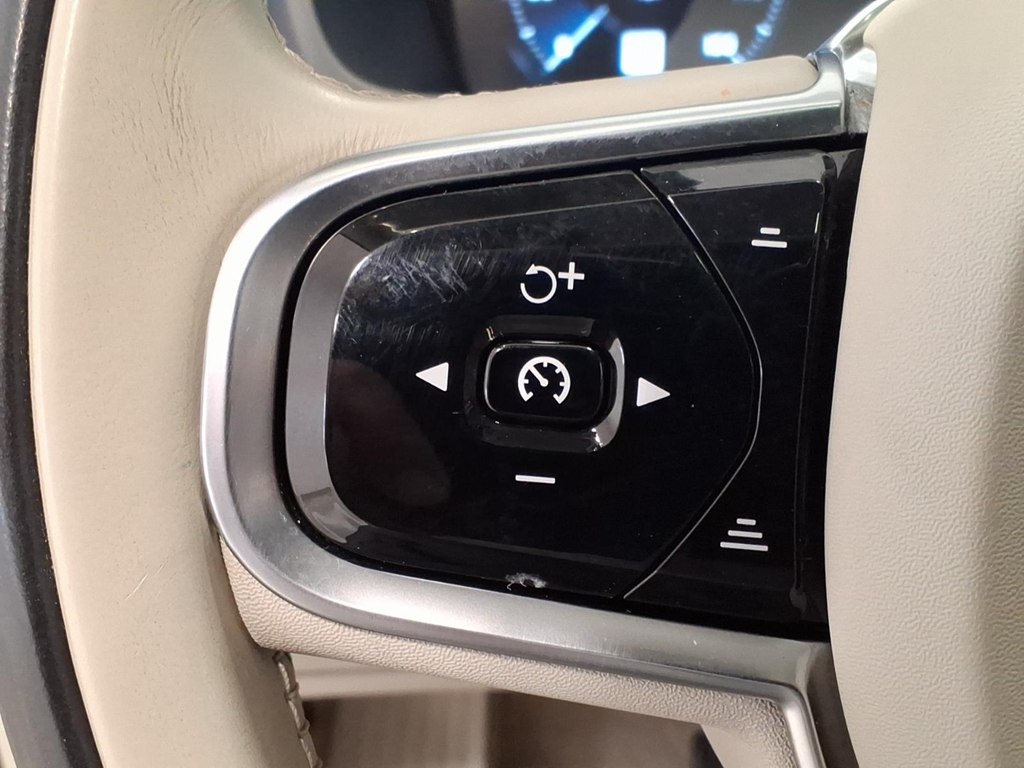 Photo 10 of this VOLVO XC90