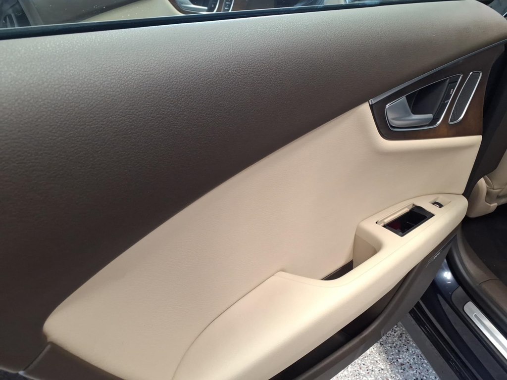 Photo 21 of this AUDI A7