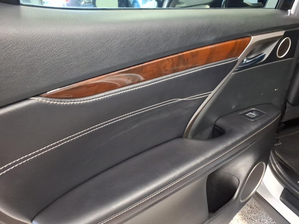 Photo 19 of this LEXUS RX 350