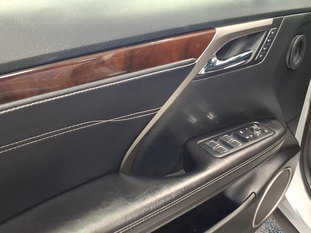 Photo 8 of this LEXUS RX 350