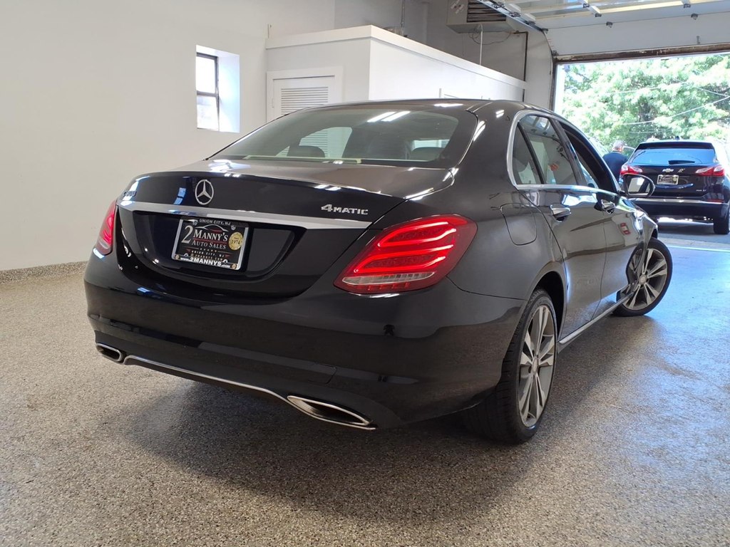 Photo 4 of this MERCEDES-BENZ C-CLASS