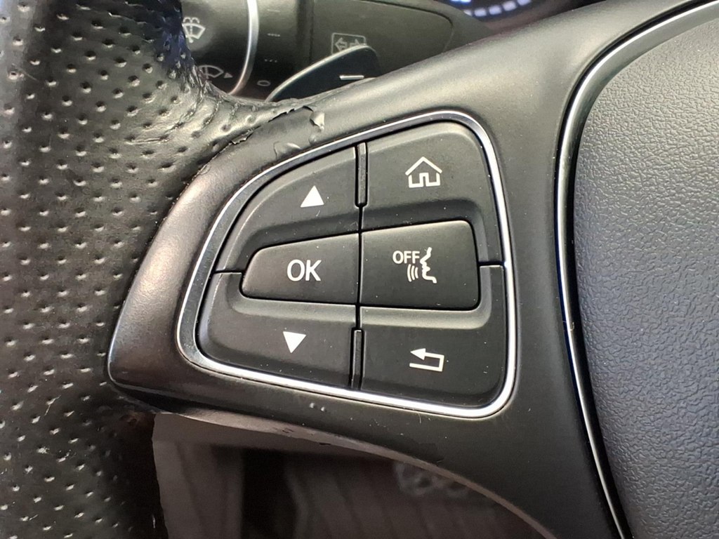 Photo 10 of this MERCEDES-BENZ C-CLASS