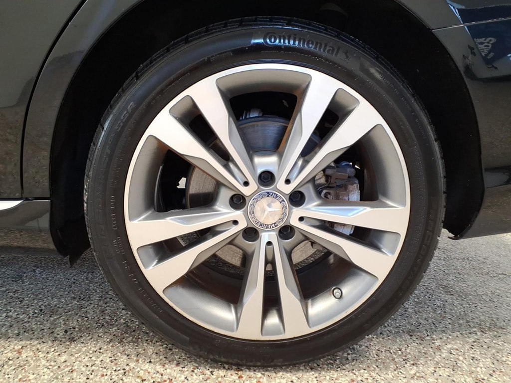 Photo 7 of this MERCEDES-BENZ C-CLASS