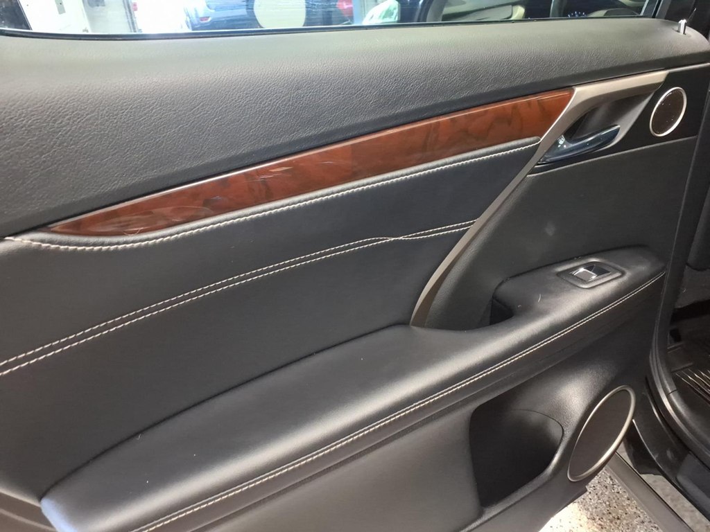 Photo 21 of this LEXUS RX 350