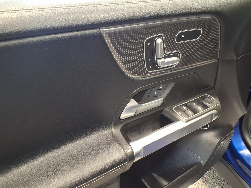 Photo 8 of this MERCEDES-BENZ GLB