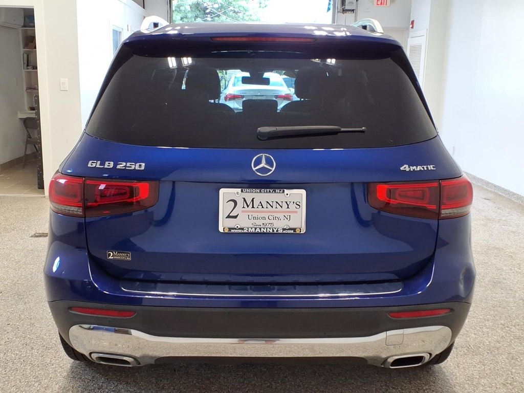 Photo 5 of this MERCEDES-BENZ GLB
