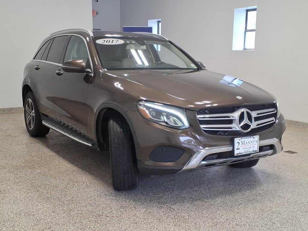 Photo 3 of this MERCEDES-BENZ GLC