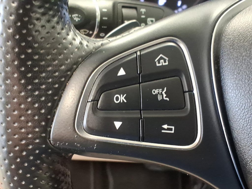 Photo 10 of this MERCEDES-BENZ GLC