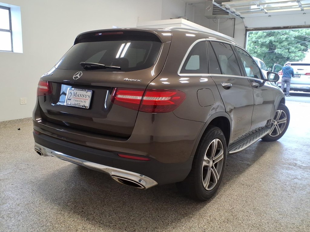 Photo 4 of this MERCEDES-BENZ GLC