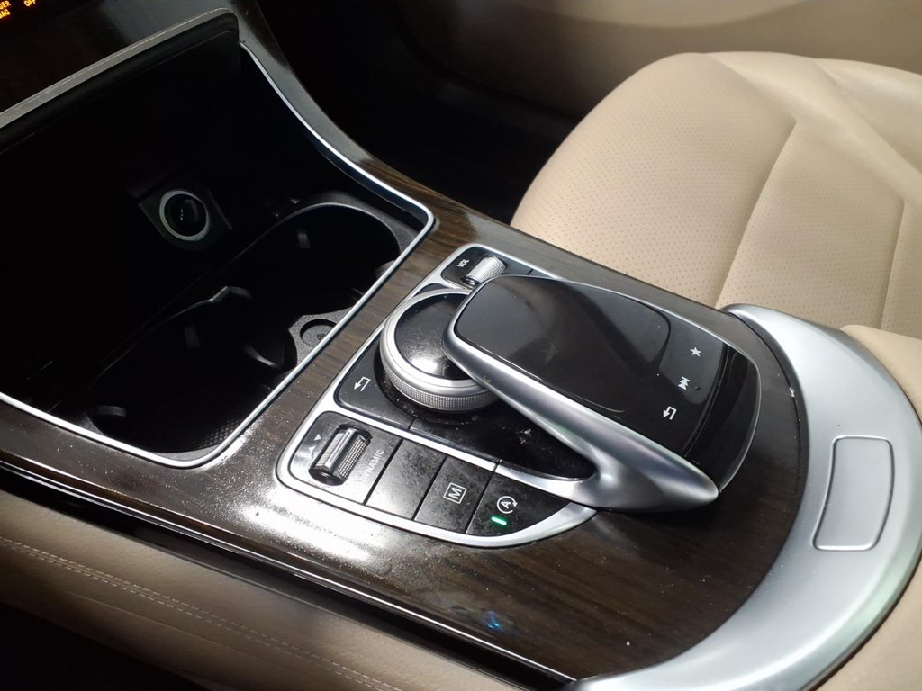Photo 17 of this MERCEDES-BENZ GLC