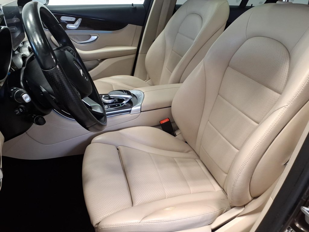 Photo 18 of this MERCEDES-BENZ GLC