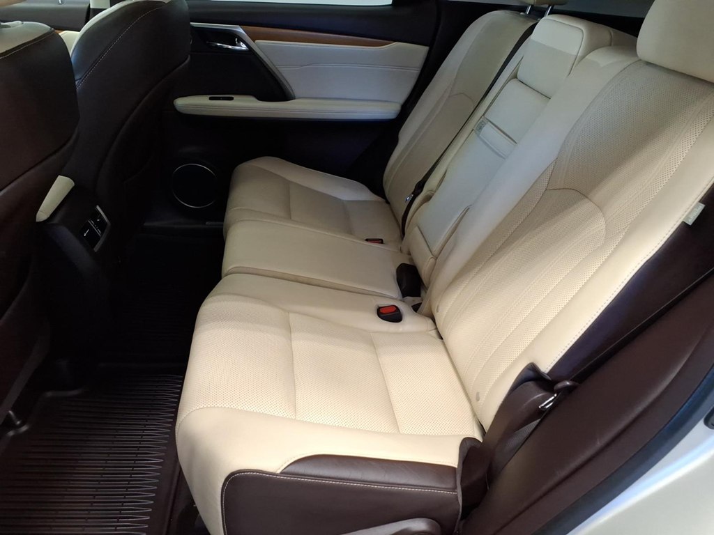 Photo 21 of this LEXUS RX 350
