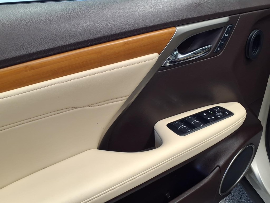 Photo 8 of this LEXUS RX 350