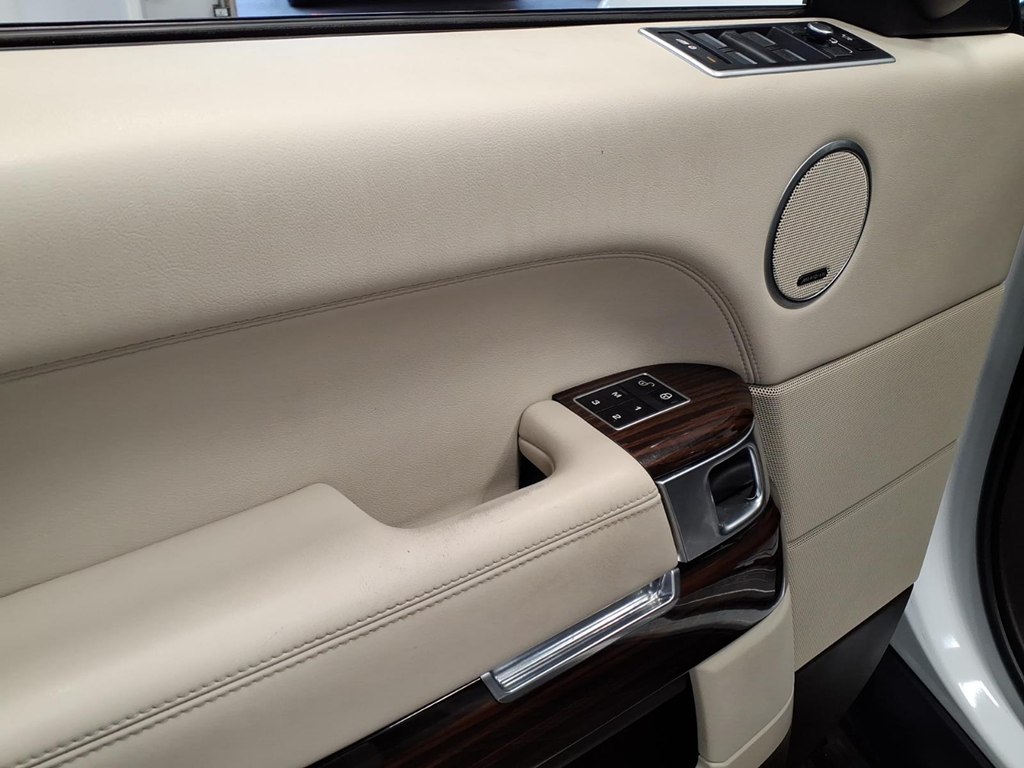 Photo 8 of this LAND ROVER RANGE ROVER