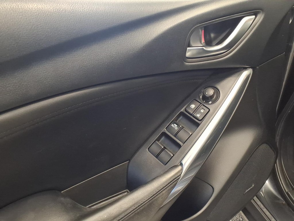 Photo 8 of this MAZDA MAZDA6